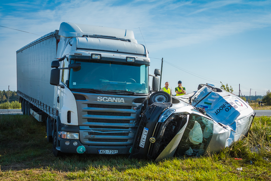 choose-a-reputable-attorney-to-obtain-compensation-after-a-trucking-accident%e2%80%a8%e2%80%a8