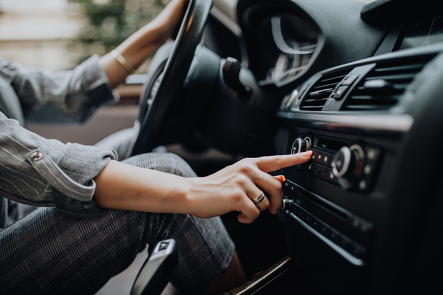 are-car-radios-a-distraction-while-driving